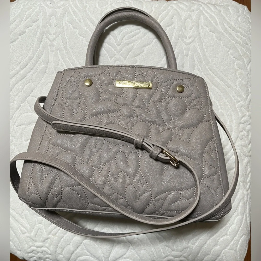 Betsey Johnson NWOTs Gray Heart Handbag. - Picture 1 of 10
